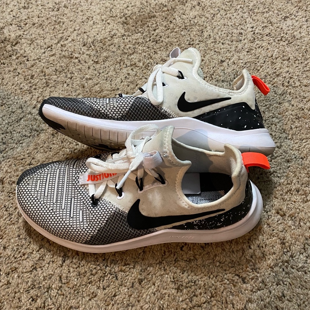 Nike sneakers. In great shape, only worn a few times!